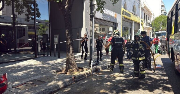 Un colectivo de la línea 168 perdió el control en Palermo y chocó contra cuatro autos estacionados