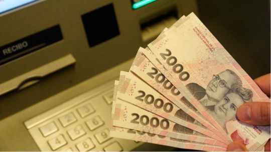 Los salarios perdieron contra la inflación en diciembre, según el INDEC