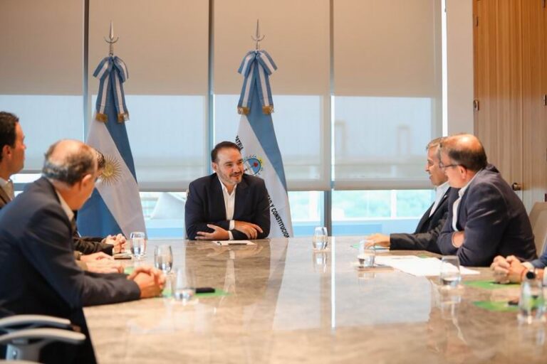 Juan Pablo acelera el plan logístico y busca gravitación internacional