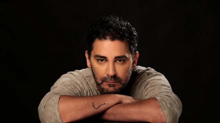 Hernán Piquín debuta en el Teatro Astral con «Me verás volver, algunas historias comienzan con una canción»