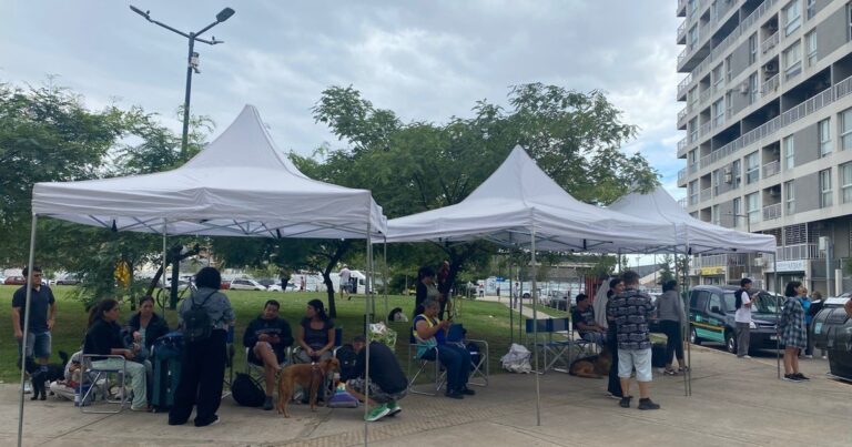 Estamos vivos, pero en la calle: angustia y dudas de los evacuados por el derrumbe en el barrio Estación Buenos Aires