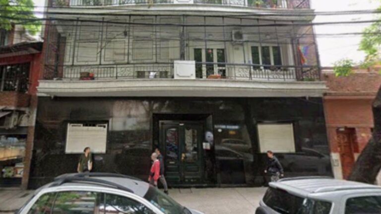 Hallan profesor muerto en su departamento de Caballito: estaba maniatado y con un trapo en la boca