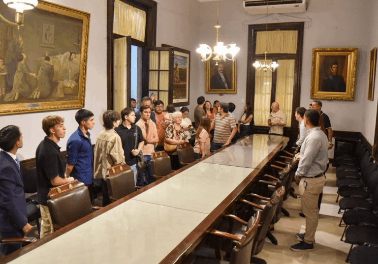 Vecinos recorrieron el histórico Palacio Legislativo en una visita guiada organizada por el Senado