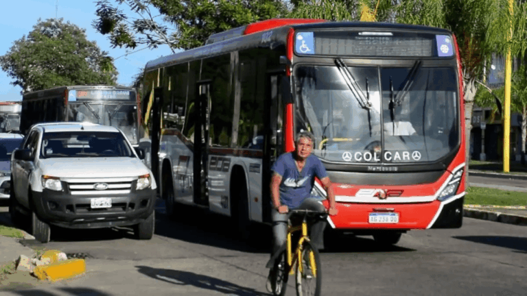 Por el regreso a clases, refuerzan controles en paradas de colectivos