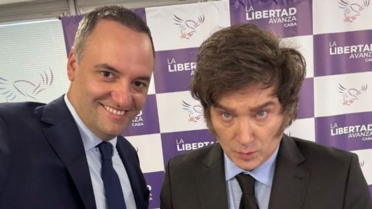 Golpeado por $LIBRA y los vuelos, Javier Milei pasea a Manuel Adorni por Córdoba