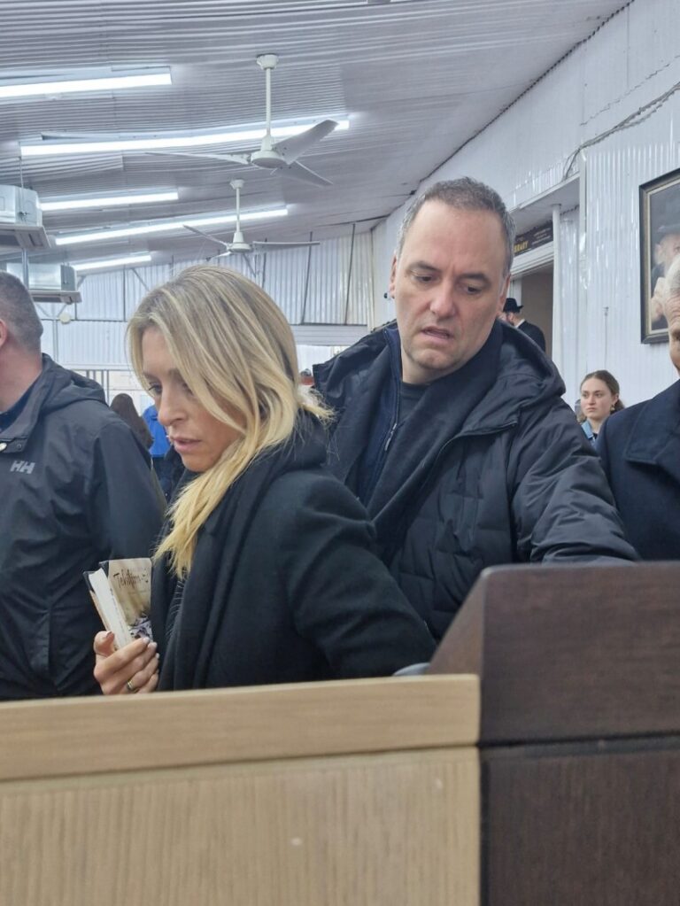 Denuncian que YPF y ARCA contrataron a la esposa de Adorni