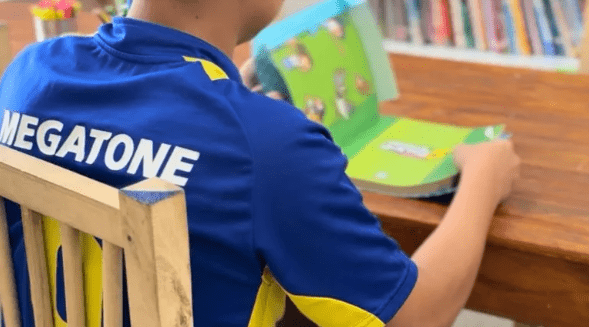 Josué tiene 16 años y un sueño sencillo: ir a la cancha de Boca con una familia que lo quiera