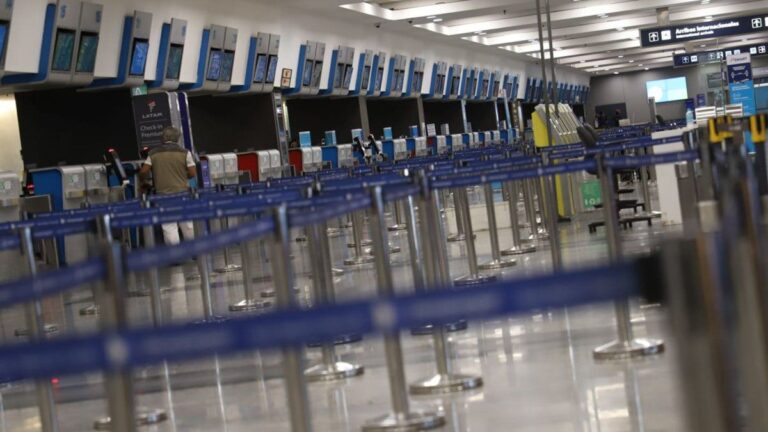 Alerta turistas de fin de semana largo: anuncian paro en todos los vuelos de Aeroparque, Ezeiza y todo el país