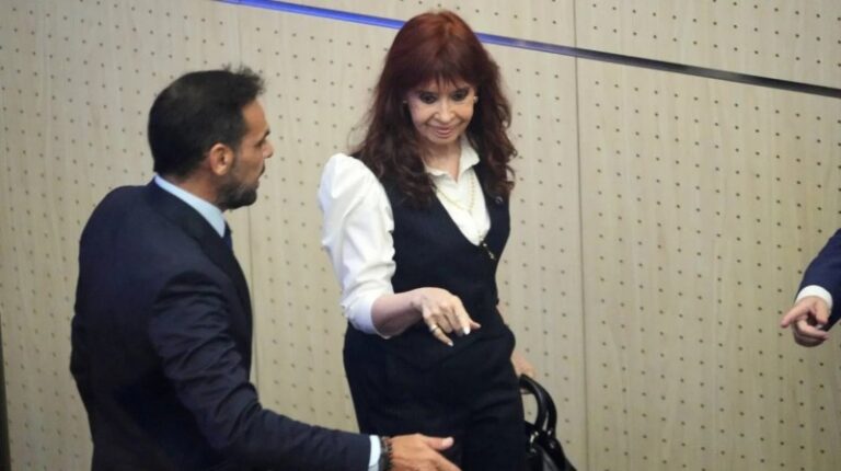 Cristina Kirchner declaró en Comodoro Py y denunció «prácticas mafiosas» en la Justicia