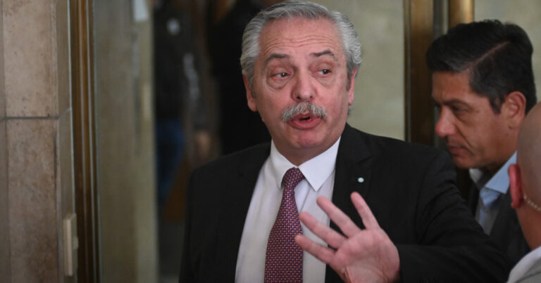 Alberto Fernández negó que tenga aspiraciones electorales y volvió a cruzar a Adorni: «En mi gestión no se subió ningún familiar al avión presidencial»