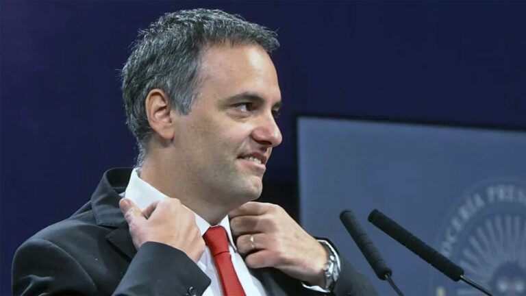 «El vuelo a Punta del Este lo pagó Manuel Adorni»: la confirmación del compañero de viaje en vivo a C5N