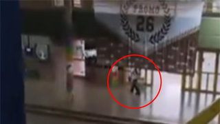 Imagen referencial de una escuela con presencia policial.