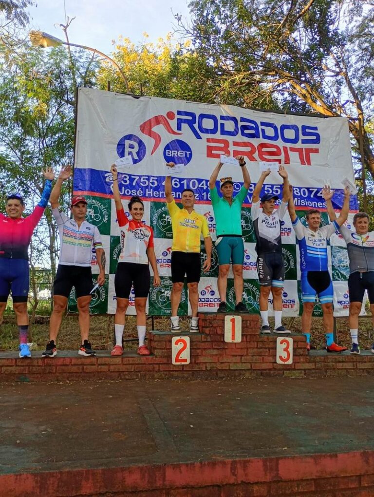Ciclistas compitiendo en el circuito de pista durante el Campeonato Misionero