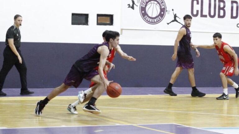 Jugadores de Colón y Córdoba en acción durante el partido del Torneo Apertura de la ABCC en el estadio Ángel Mario Castellano.