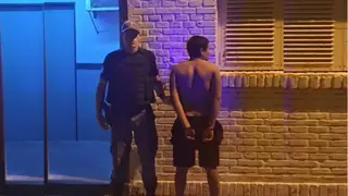 Ilustración genérica de símbolos de justicia y protección infantil.