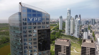 Edificio de tribunales de justicia con banderas argentina y estadounidense, representando el caso YPF.
