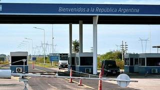 Vista aérea de la represa de Yacyretá y el paso fronterizo entre Ituzaingó, Corrientes, y Ayolas, Paraguay.