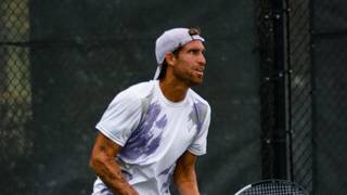 Ignacio Monzón, tenista correntino, en acción durante un partido de tenis.