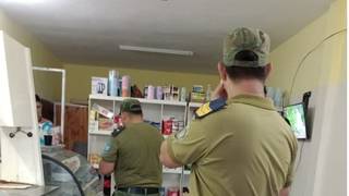 Efectivos de la UESRyE realizando una inspección en una carnicería de Itatí, Corrientes