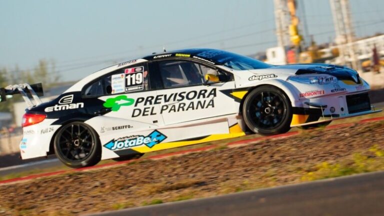 Humberto Krujoski, piloto correntino, compitiendo en el Turismo Carretera 2000 en el autódromo de Neuquén.