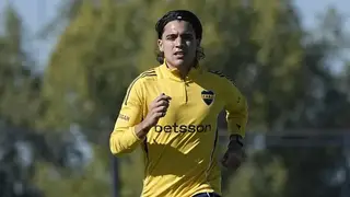 Exequiel Zeballos, jugador de Boca Juniors, en acción durante un partido.