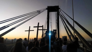 Fieles participando en el Vía Crucis Interprovincial entre Corrientes y Resistencia