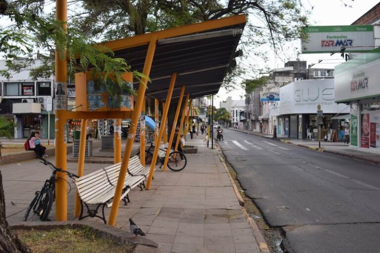 Colectivo urbano transitando por una calle de la ciudad de Corrientes