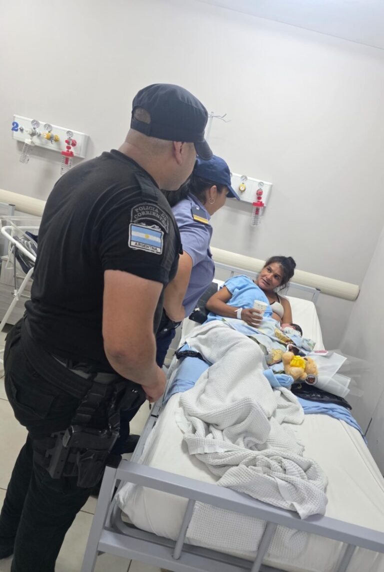 Móvil policial estacionado frente al Hospital Vidal de Corrientes, donde se asistió un parto de urgencia.