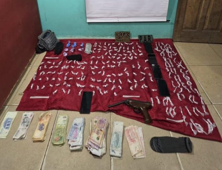 Operativo policial de allanamiento en un barrio de Corrientes