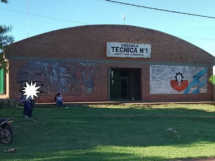 Fachada de una escuela técnica en la provincia de Corrientes