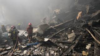 Mapamundi con banderas de Estados Unidos y China superpuestas, simbolizando la rivalidad geopolítica.