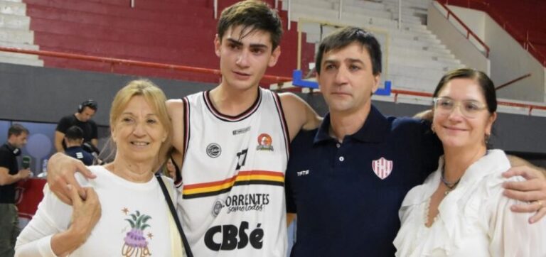 Ariel Rearte y Mateo Rearte durante el partido de la Liga Nacional entre Unión y San Martín de Corrientes.