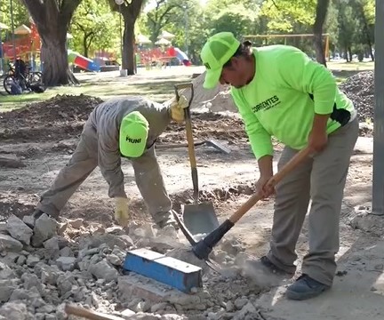 Trabajos de construcción de veredas e instalación de columnas de alumbrado en el Parque Mitre de Corrientes