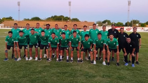 Jugadores de fútbol durante un partido del torneo Provincial de Clubes de Corrientes