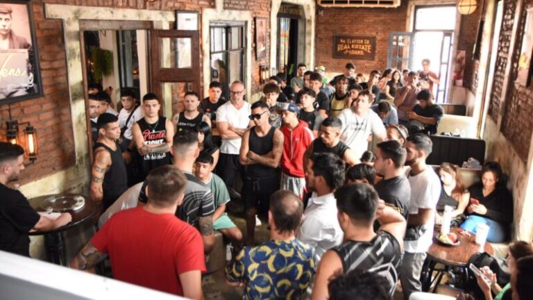 Cartel promocional del evento Batalla del Puente en Corrientes, con luchadores de MMA.