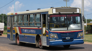 Unidad de transporte urbano circulando por una calle de Bella Vista, Corrientes.