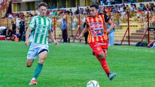 Lucas Batistuta, director técnico de Boca Unidos, durante una conferencia de prensa.