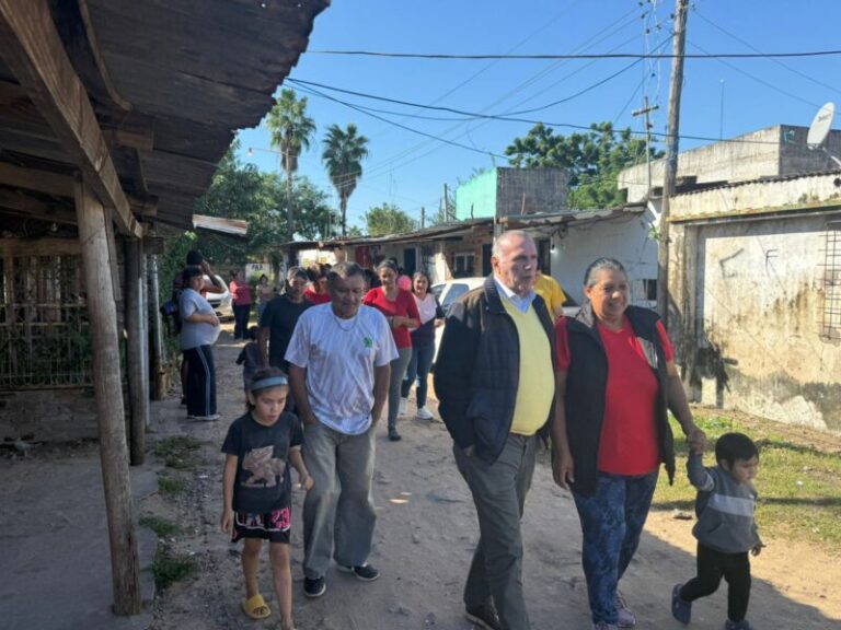 Senador Noel Breard durante recorrida en el barrio Virgen de los Dolores, Corrientes
