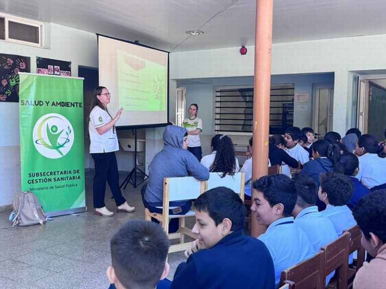 Estudiantes de la escuela secundaria de Loreto participando en una capacitación ambiental y sanitaria.