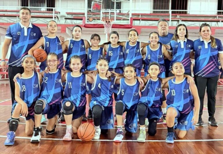 Equipo de básquet femenino Mini de Capital, campeón provincial, posando con su trofeo.