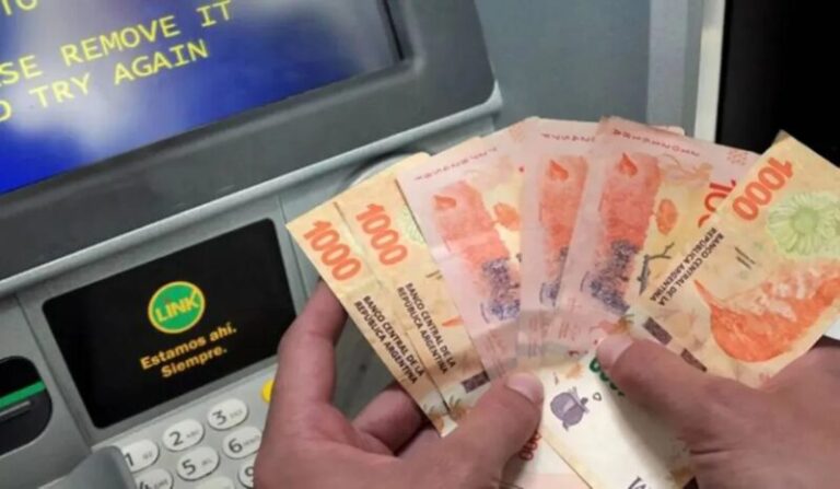 Trabajadores municipales cobrando sueldo en Corrientes