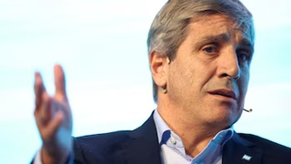 El ministro de Economía, Luis Caputo, durante una declaración pública.