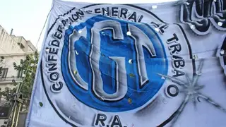 Reunión de la cúpula de la CGT analizando documentos sobre la reforma laboral.