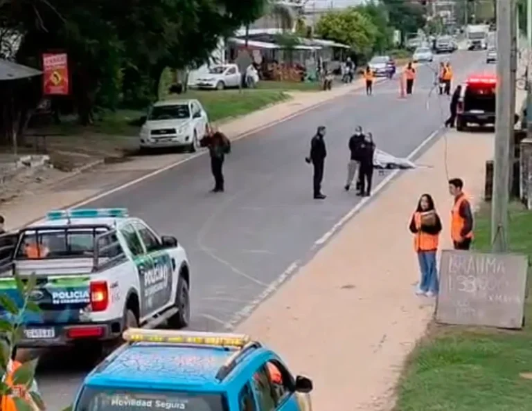 Operativo de emergencias en la Ruta 12, a la altura de la curva de San Cayetano en Esquina, tras el fallecimiento de un ciclista.