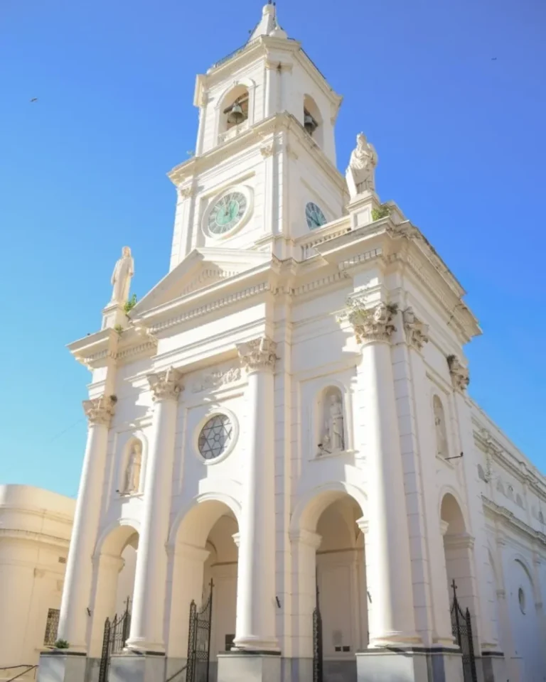 Grupo de personas realizando el recorrido del Circuito de las Siete Iglesias en Corrientes, frente a una de las iglesias históricas.