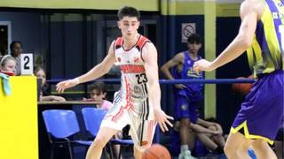 Jugadores del Club Básquetbol Córdoba en acción durante un partido de la Liga Federal.