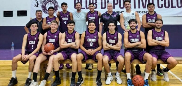 Jugadores de básquet en acción durante un partido del Torneo de Pretemporada de la ABCC en Corrientes.