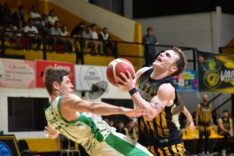 Jugadores de Comunicaciones de Mercedes en partido de básquet de la Liga Argentina