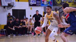 Jugadores de Comunicaciones de Mercedes en acción durante el partido de la Liga Argentina de Básquet.