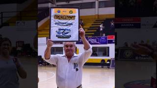Acto de homenaje a veteranos de Malvinas en la cancha de básquet del club Comunicaciones de Mercedes.